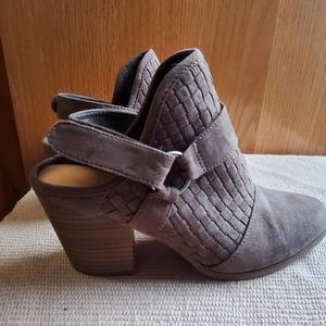 Universal thread booties size 9.5